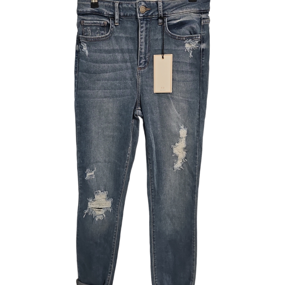 Nwt discount divas Light wash skinny jeans 7